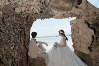 岩・緑・ビーチ