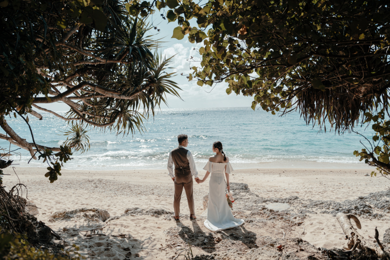 自然と海、ふたりを包む静かなコントラスト