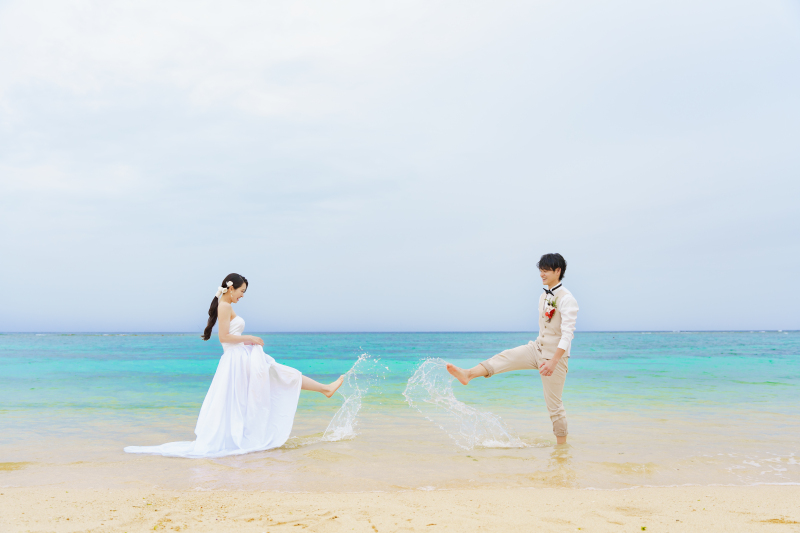 水をかけ合うお二人