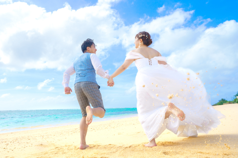 砂浜を駆け抜けるふたり