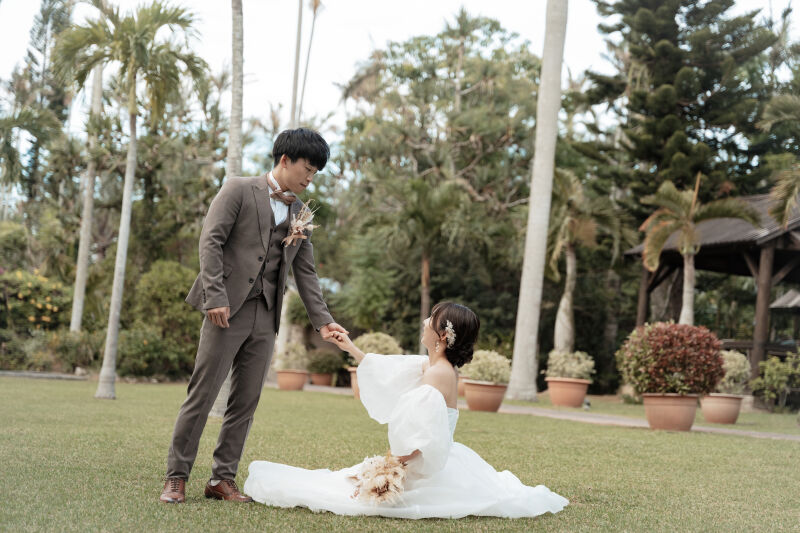 手を取り合って