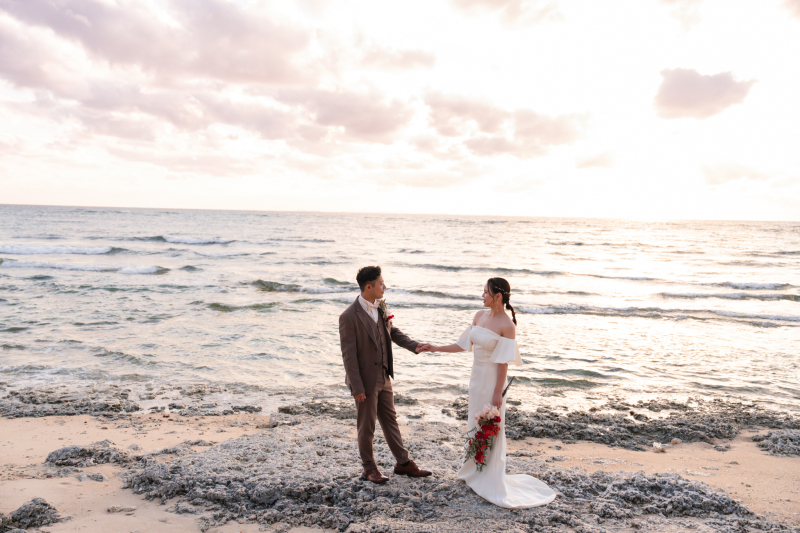 夕焼けに包まれて、手を取り合うふたり