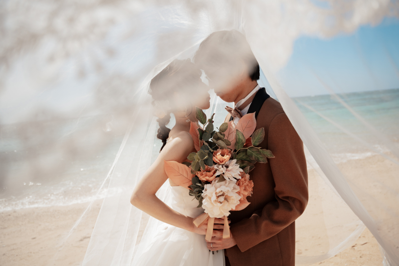 ベールで顔隠し