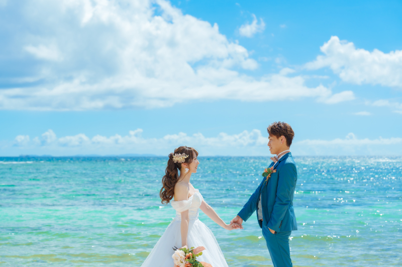 手を取り合って