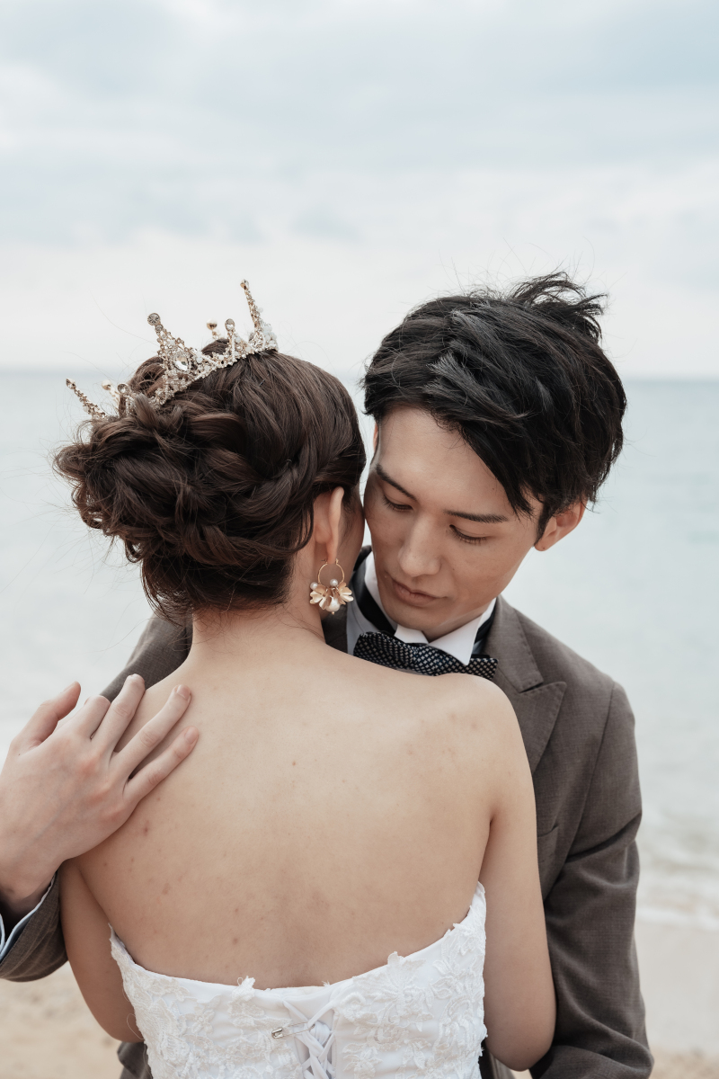 新婦さんを抱き寄せて