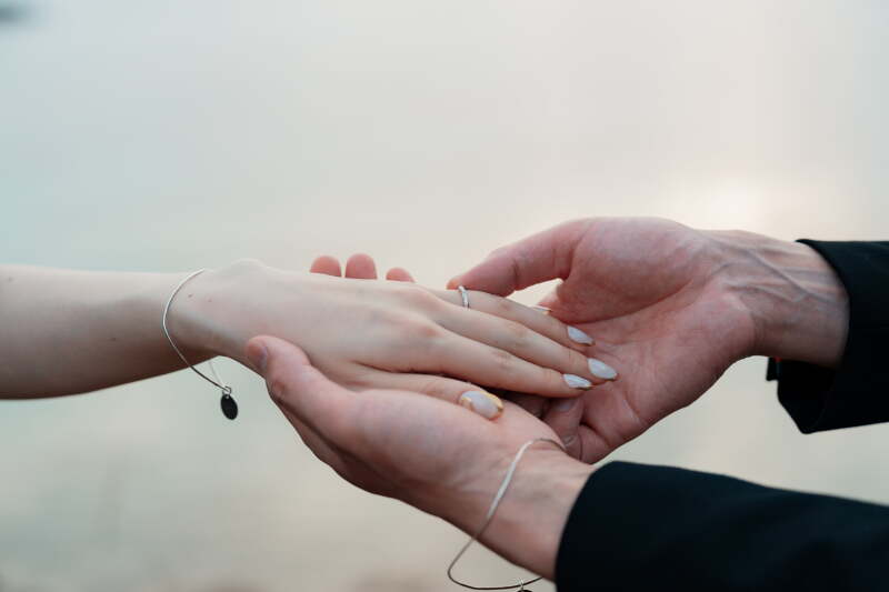 手を取りあって