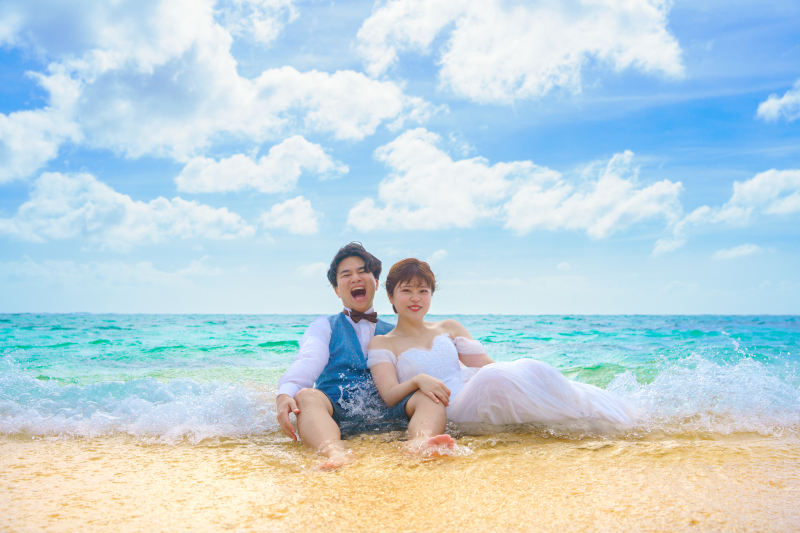 波打ち際に座って