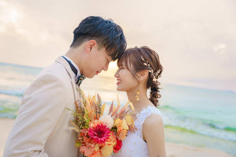 二人の間からのぞく夕日