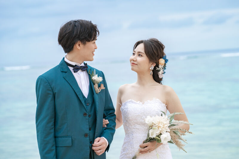 大人かわいい新郎新婦