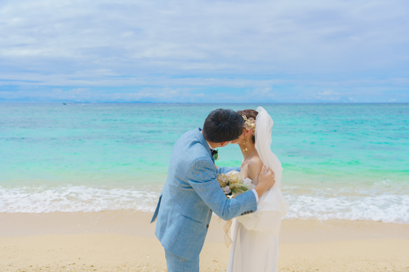 波の音に見守られながら、そっと交わした誓いのキス