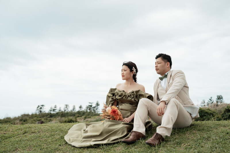 丘の上に座って