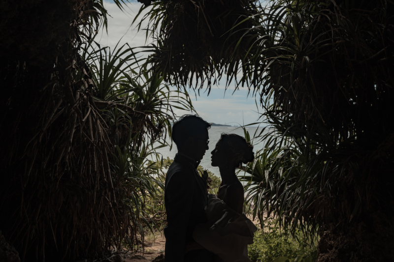 逆光でつくるふたりの存在感