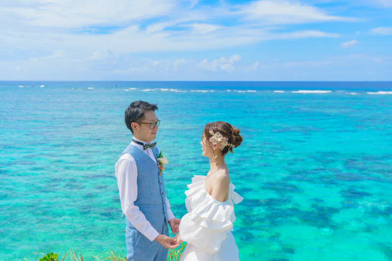 手をそっと重ねて見つめ合うふたり