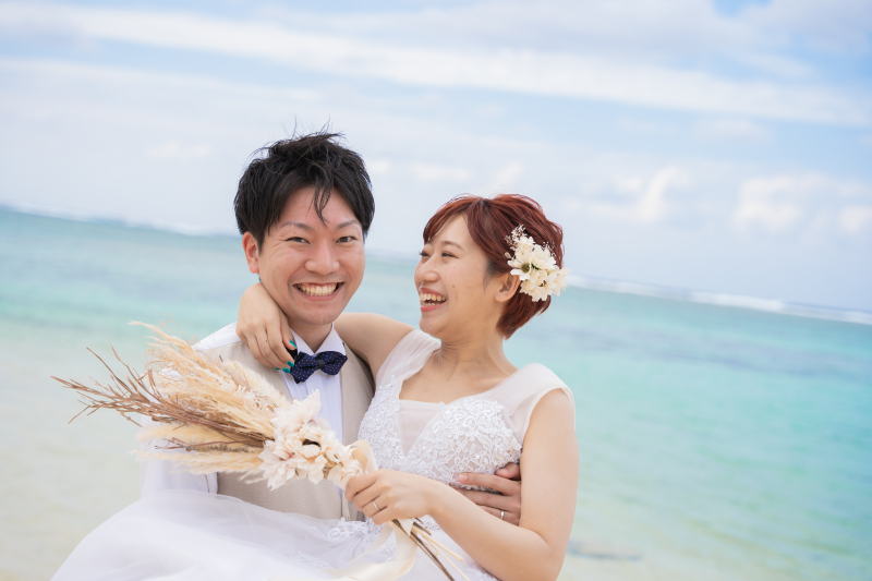 海をバックにお姫様抱っこ