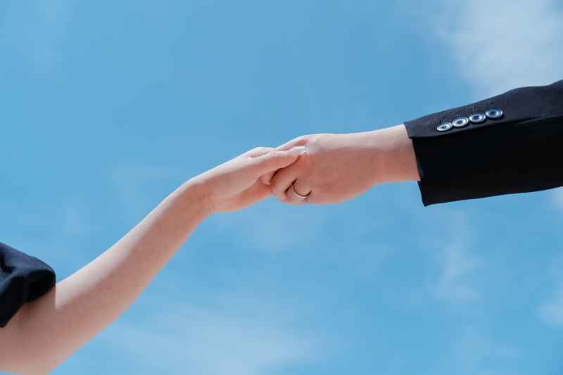 手を取り合って