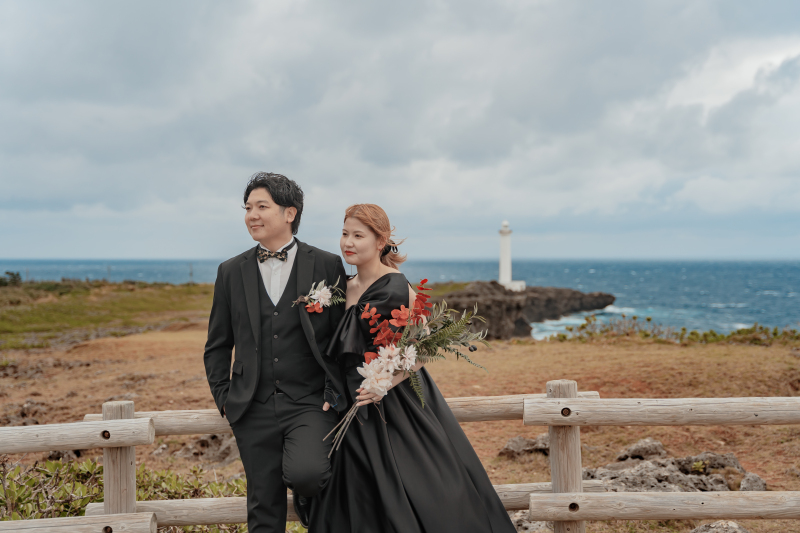 灯台をバックに