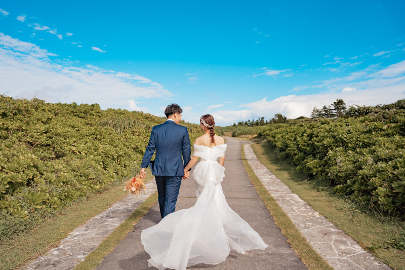 風とドレスが描く、うしろ姿