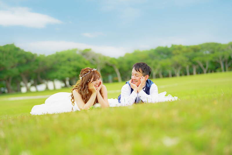 寝そべって見つめ合い♡