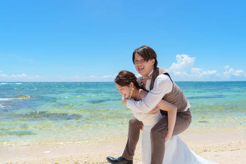 新郎さんがおんぶされている！？