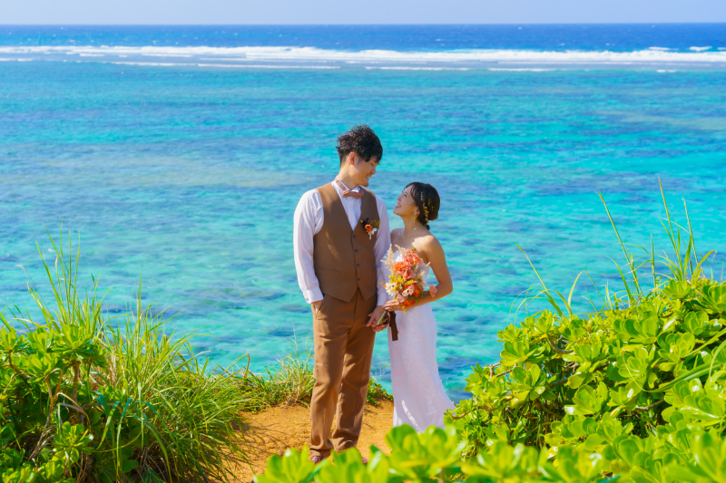 一面に海が広がる崖の上