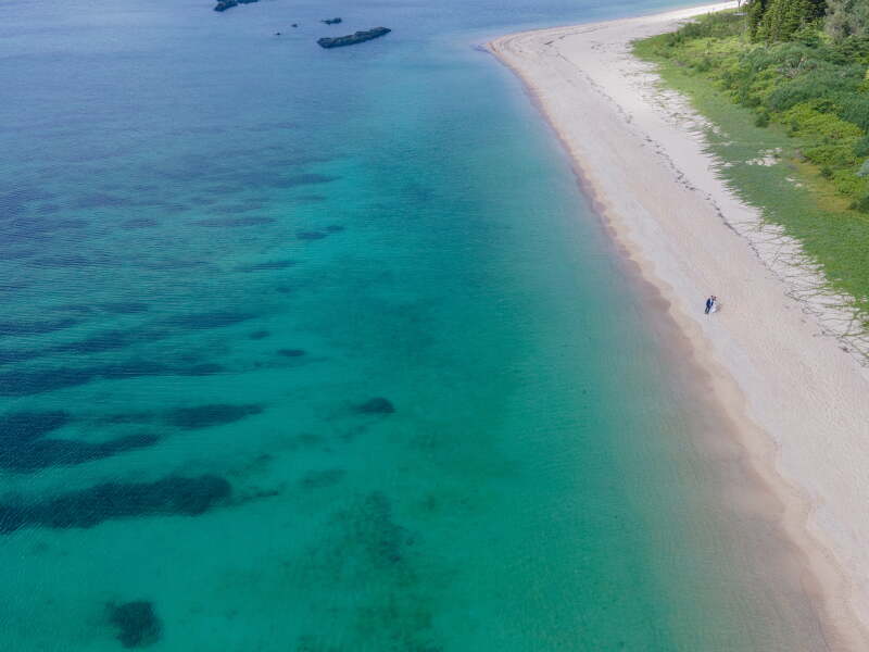 白い砂浜と青い海