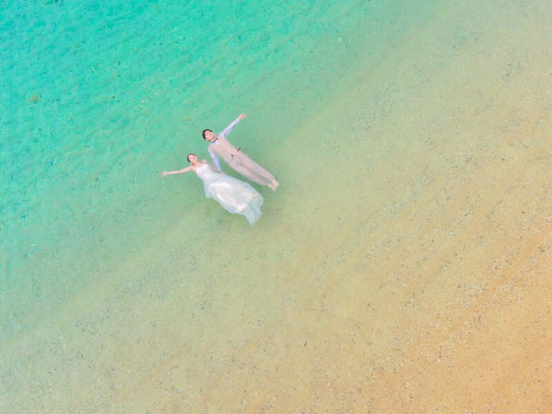 海に浮くお二人！