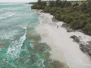 曇り、小雨、強風の中