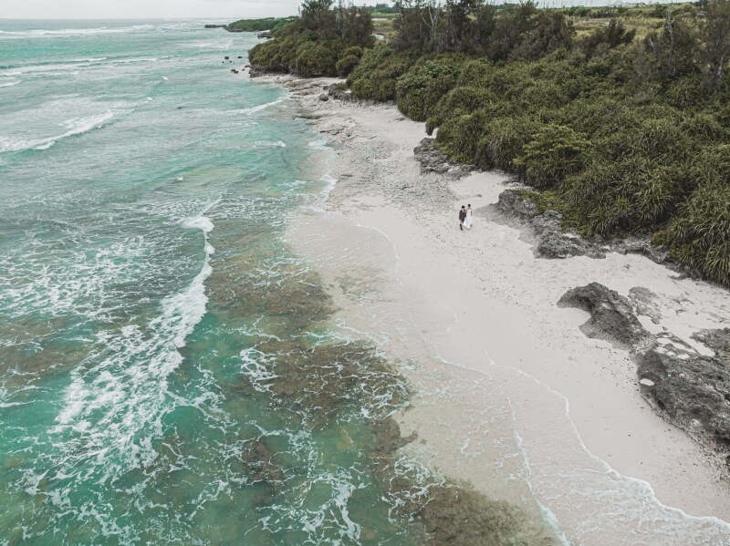 曇り、小雨、強風の中