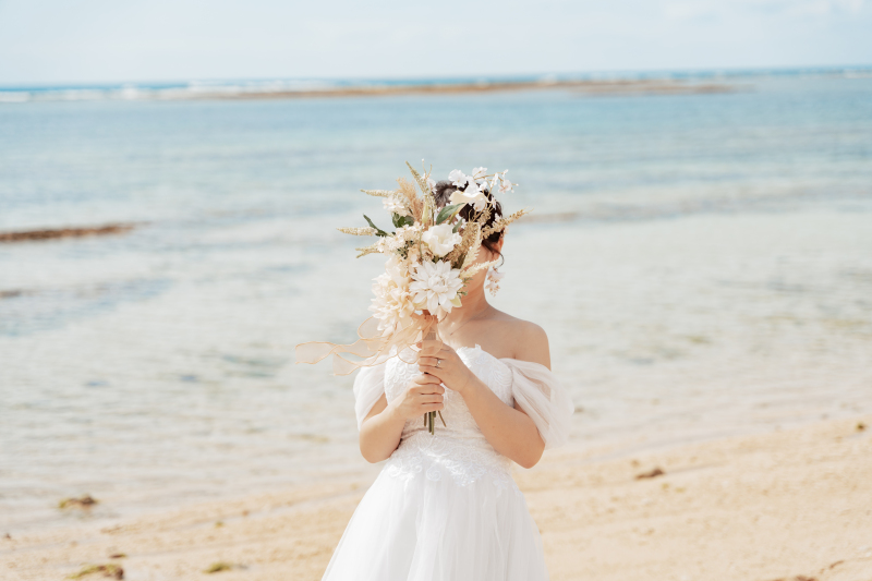 ブーケで顔隠し