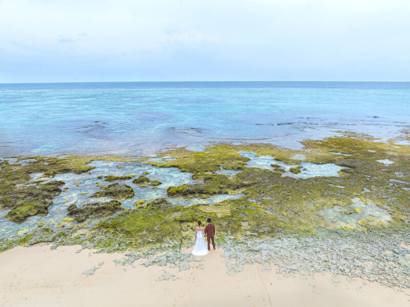 空と海と新郎新婦さん