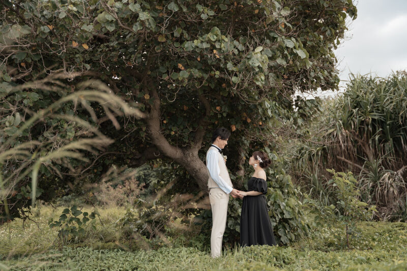 手を取り合って