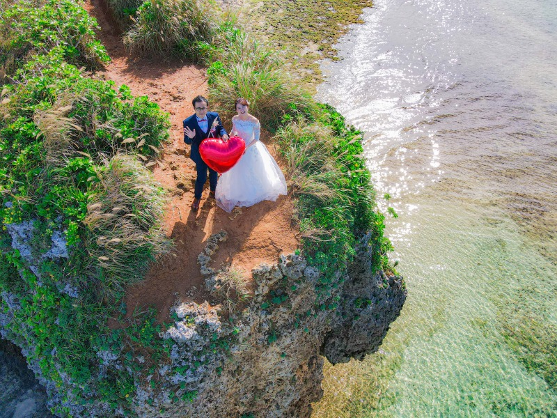 崖の先端をドローンで撮影
