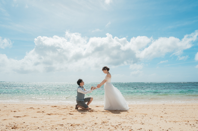 そっとひざまずき、差し出された小さなリング