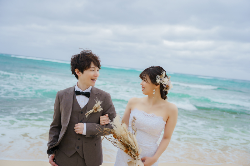 海をバックに♡