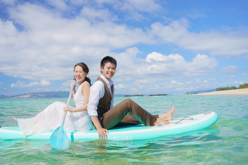 背中をくっつけて