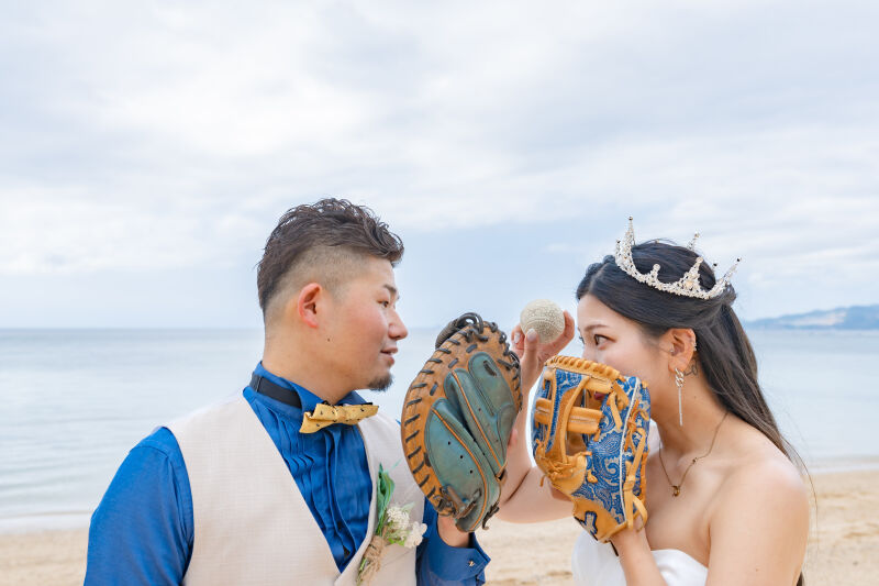 グローブとボールを持って