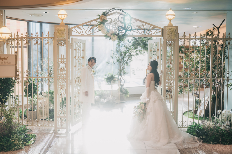 1着目は光差し込むチャペルにて♪