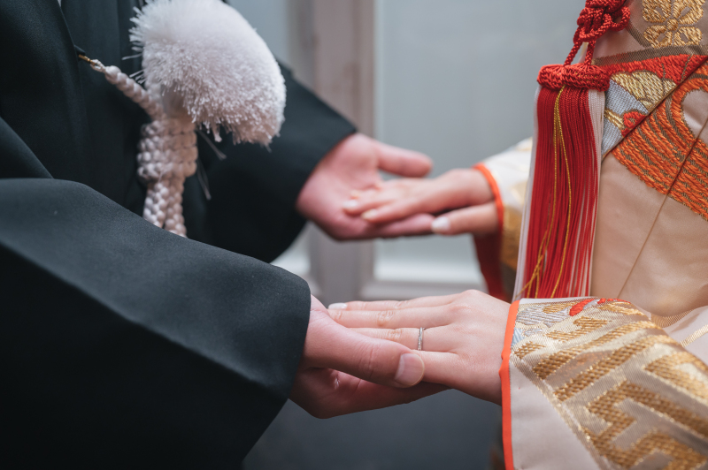 手と手つないで