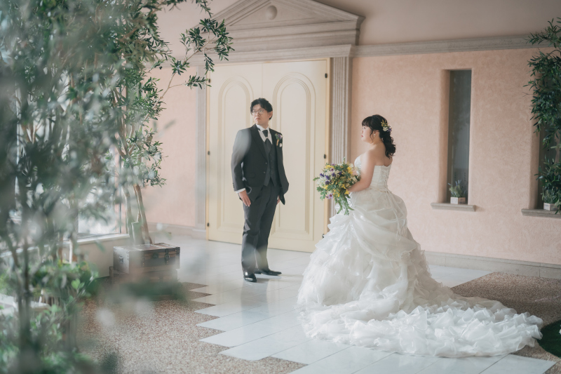 自然光の入る室内ガーデンスペースにて