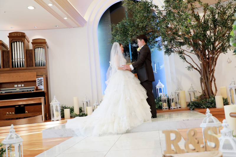 オリーブのシンボルツリーが印象的なチャペル