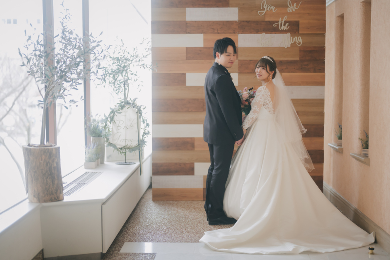 ナチュラルなウッドボードを背景に