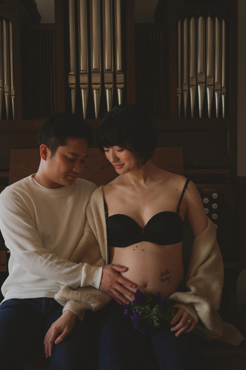 パイプオルガンの前で