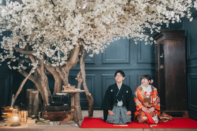 桜と赤色が映えるお写真