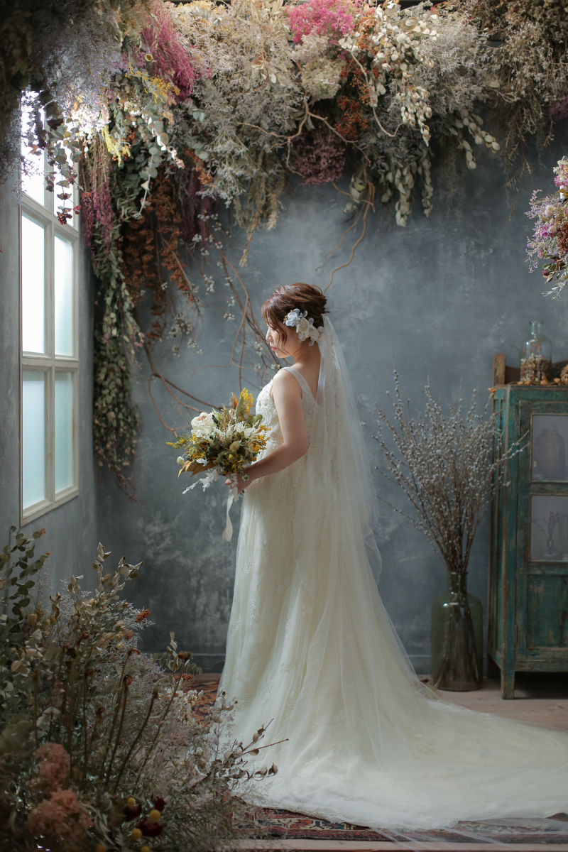 ドライフラワーづくしの新婦様ソロ写真♪