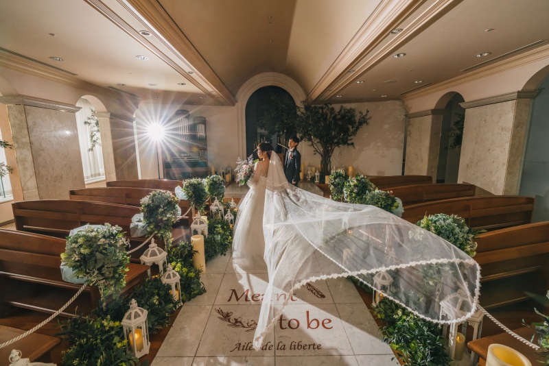 ロングベールが舞うドラマティックフォト