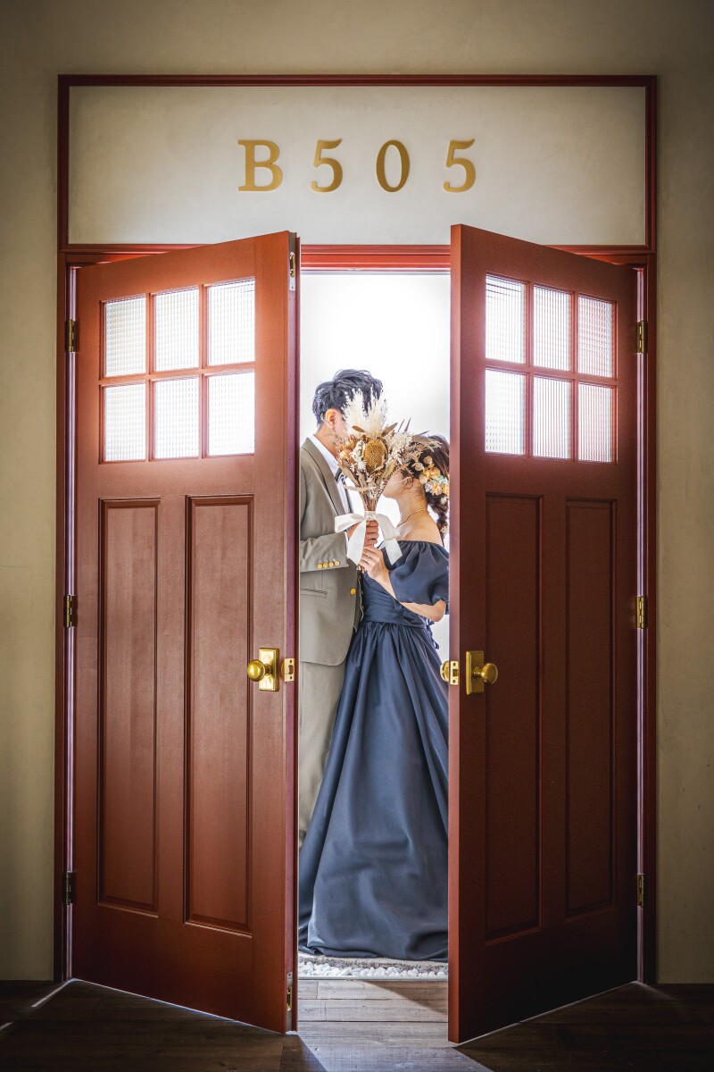 ブーケで顔隠しショット