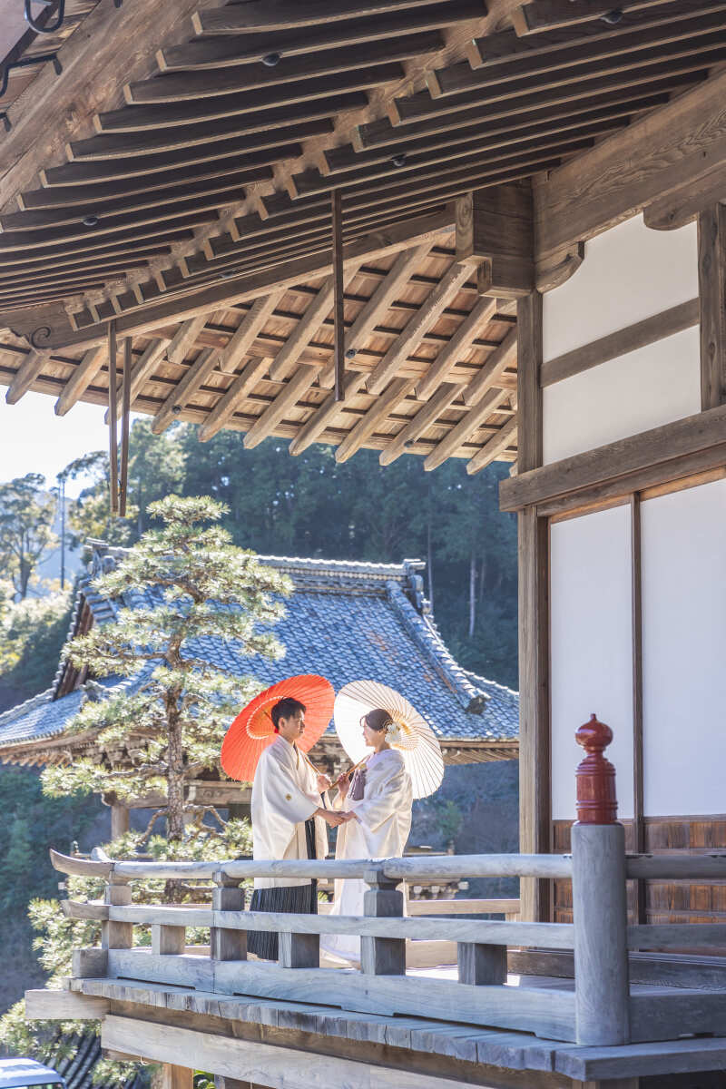 手を取り合って