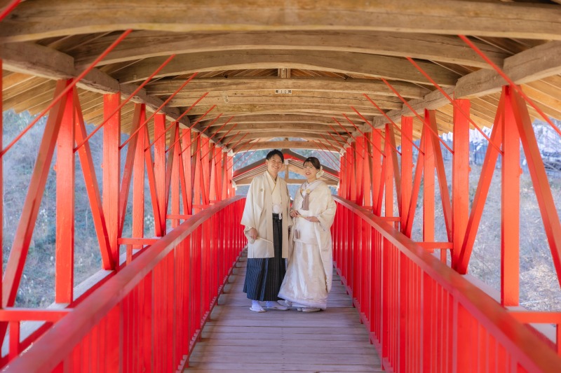 鮮やかな赤色が生み出す美しいコントラスト