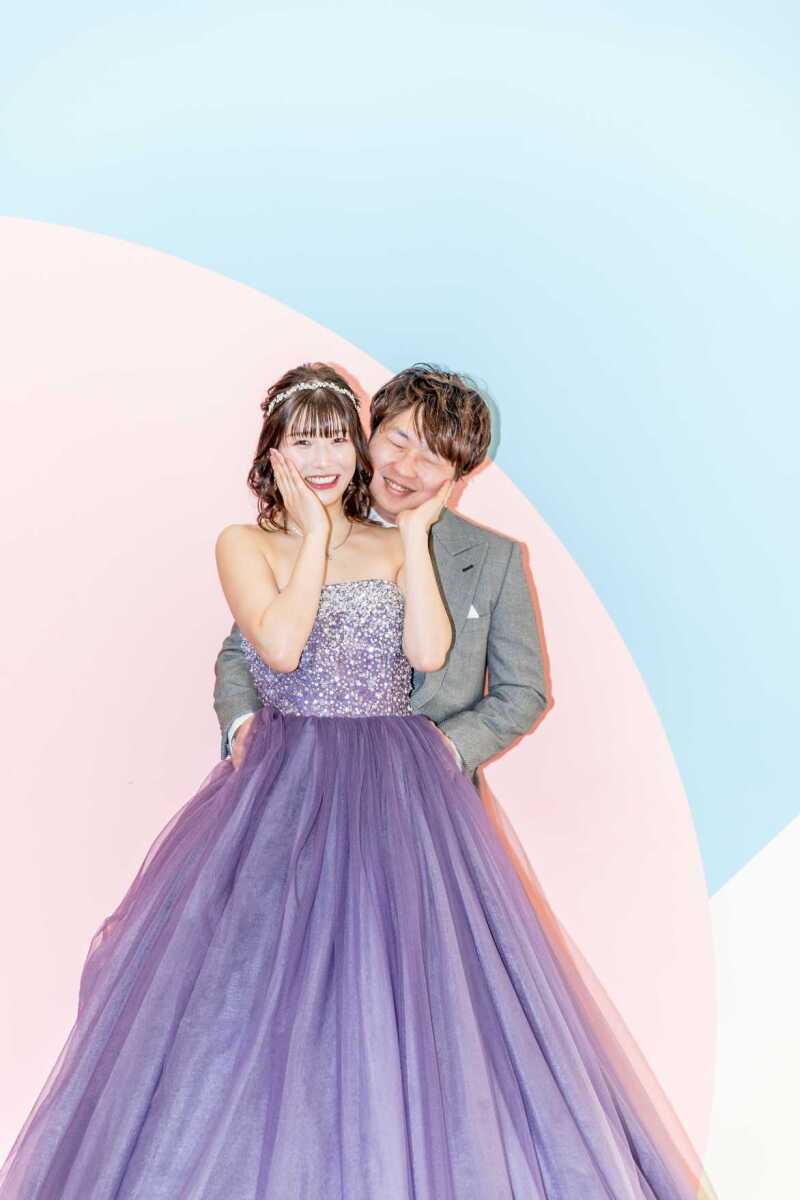 POPな背景でお茶目なショット♡