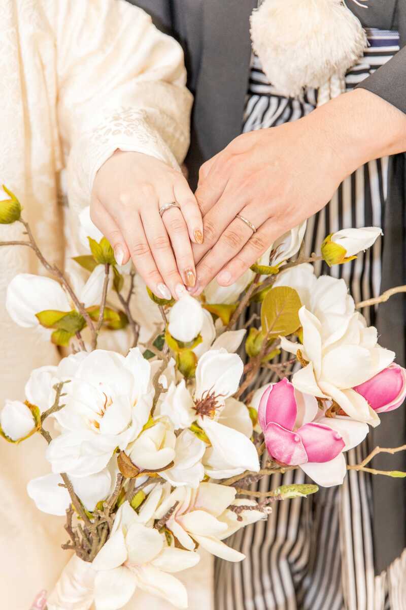 手と手を重ねて